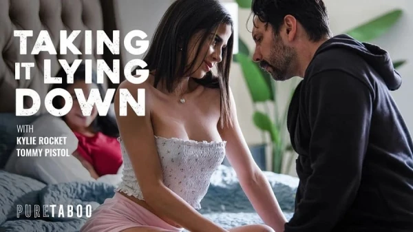 Мачеха-кукловод: Отчим долбит красавицу падчерицу, пока парализованная мамочка смотрит и кончает глазами! (Русский перевод)