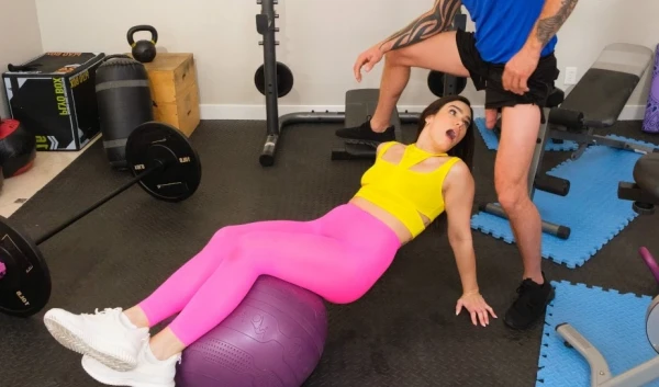 Брюнетка заскучала в зале, но большой член новичка оживил её — теперь вместо кардио у неё анальный секс!