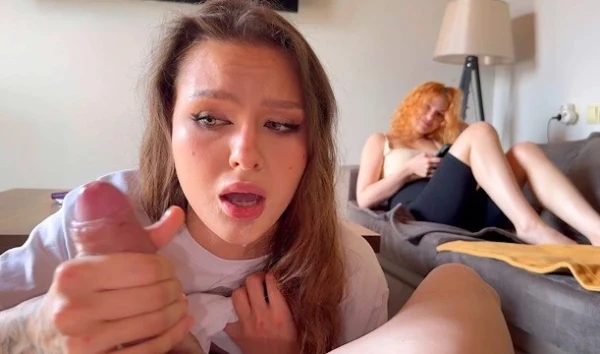 Из-за карточного долга русской девице приходиться хуй сосать!