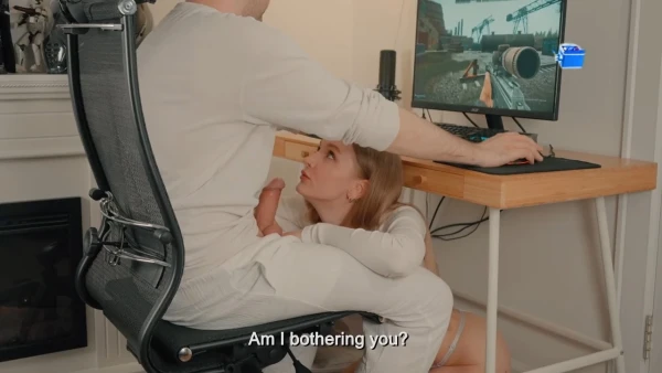 Игровой вечер удался: она сосёт под столом, пока я раздаю хедшоты!