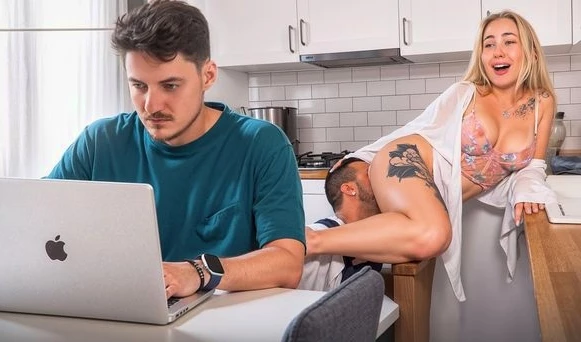 Пока муж работает и не отвлекается от компа, жену сзади ебет мастер сантехник! Русское порно с изменой!