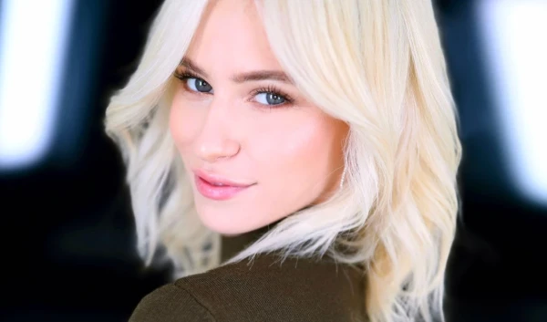 Очаровательная блондинка дарит сочный минет и отличный секс на первом же своём кастинге!